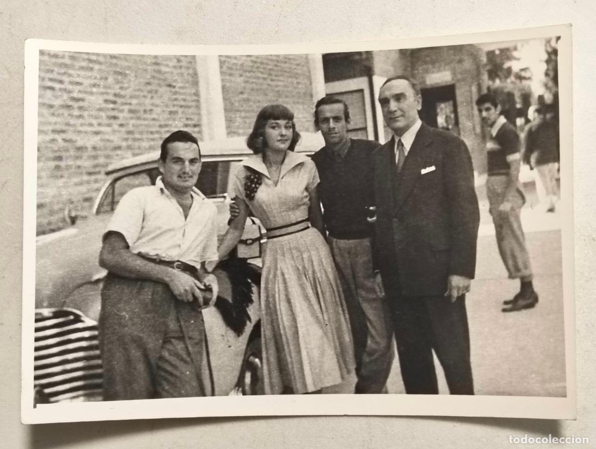 Cine: ANTIGUA FOTOGRAFIA ANALIA GADE POSANDO CON COMPA&Ntilde;EROS, MEDIDAS 11 X 8 CM