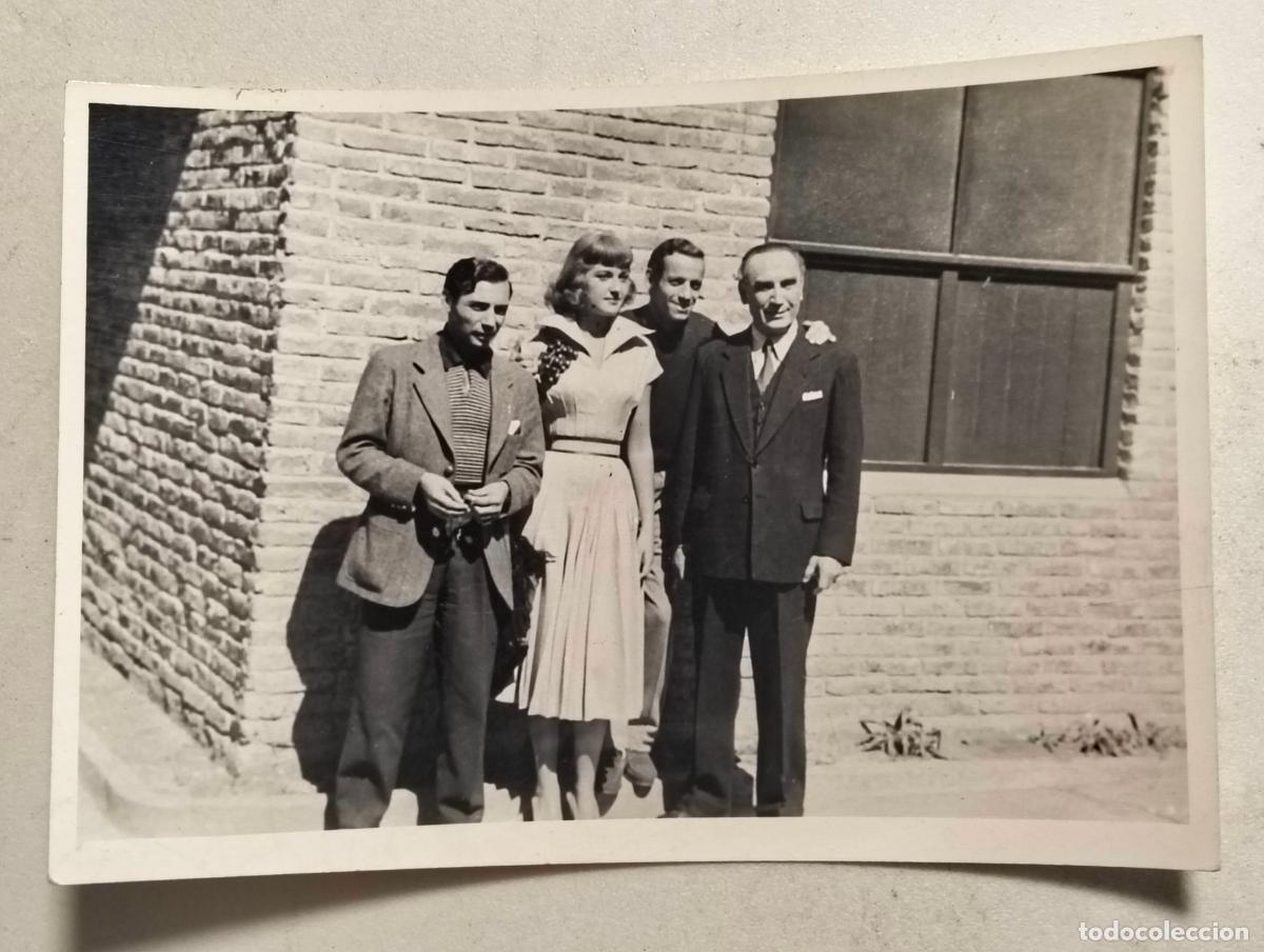 Cine: ANTIGUA FOTOGRAFIA ANALIA GADE POSANDO CON COMPA&Ntilde;EROS, MEDIDAS 11 X 8 CM