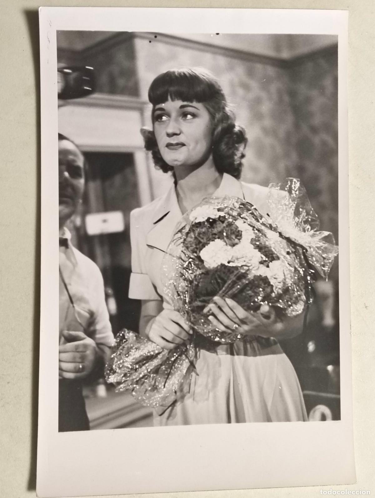 Cine: ANTIGUA FOTOGRAFIA ANALIA GADE POSANDO CON RAMO DE FLORES, MEDIDAS 12 X 18 CM