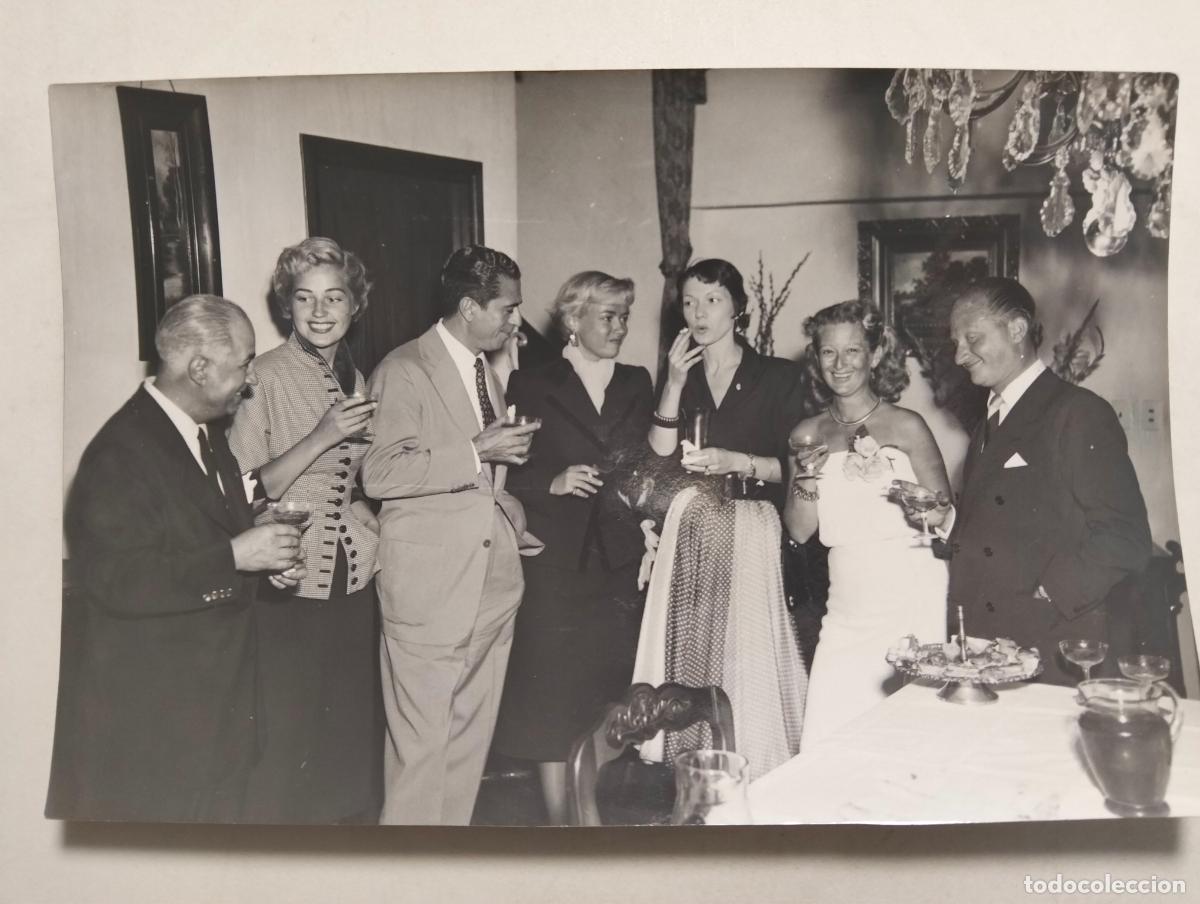 Cine: ANTIGUA FOTOGRAFIA ANALIA GADE DE CELEBRACION CON COMPA&Ntilde;EROS, MEDIDAS 18 X 12 CM