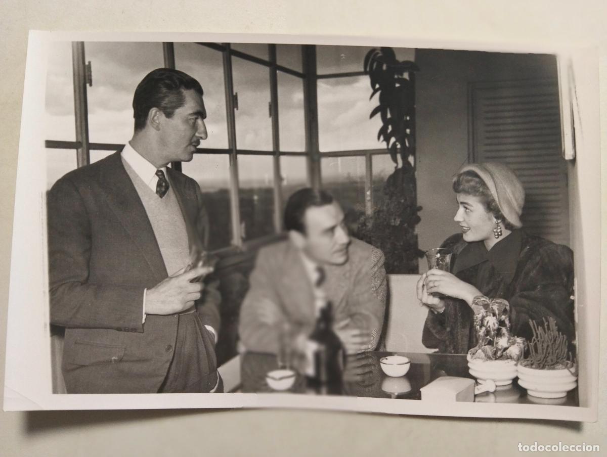 Cine: ANTIGUA FOTOGRAFIA ANALIA GADE CON DOS COMPA&Ntilde;EROS, MEDIDAS 18 X 12 CM