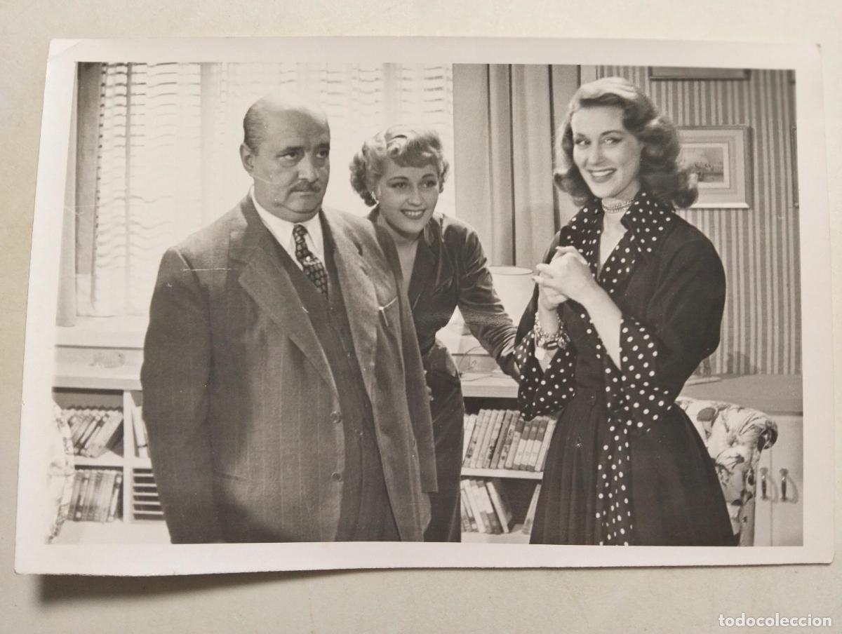 Cine: ANTIGUA FOTOGRAFIA ANALIA GADE CON DOS COMPA&Ntilde;EROS, MEDIDAS 18 X 12 CM