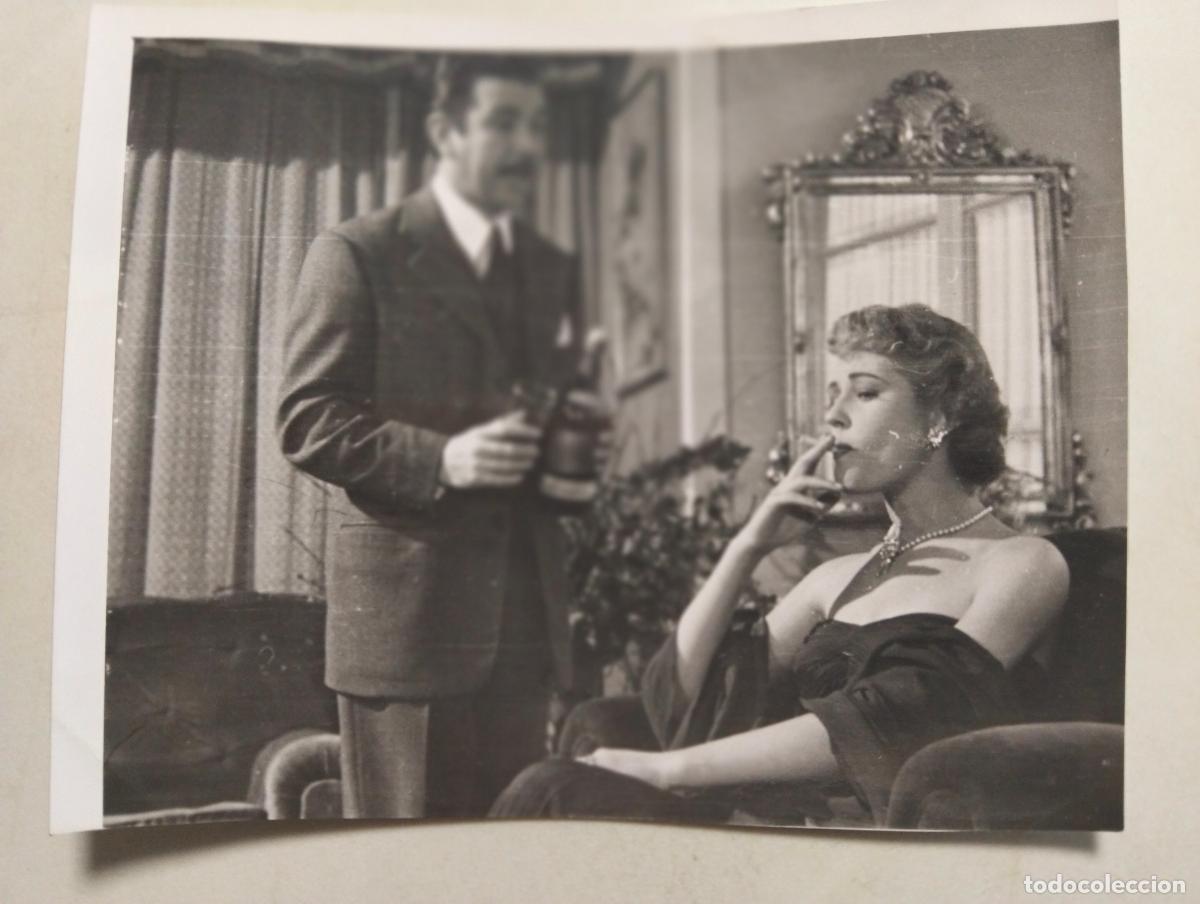 Cine: ANTIGUA FOTOGRAFIA ANALIA GADE CON UN COMPA&Ntilde;ERO, MEDIDAS 14 X 11,5 CM