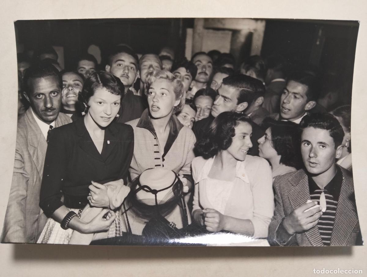 Cine: ANTIGUA FOTOGRAFIA ANALIA GADE CON SEGUIDORES, MEDIDAS 18 X 12 CM