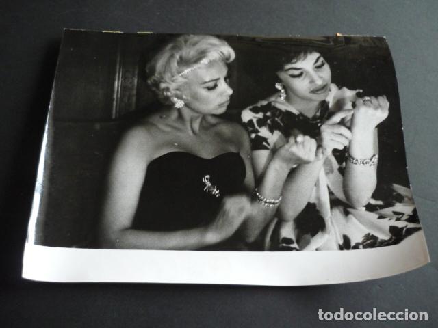 Cine: MARTINE CAROL ACTRIZ CON GINA LOLLOBRIGIDA ANTIGUA FOTOGRAFIA 18 X 24 CM