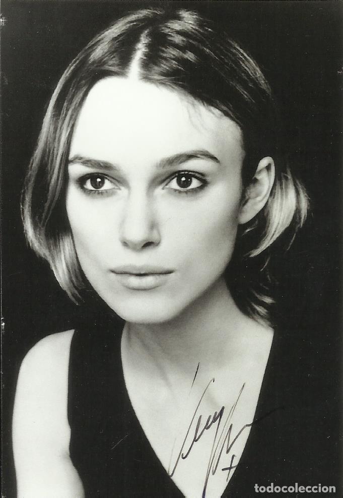 Cine: Keira Knightley. Fotograf&iacute;a. Firma impresa o serigrafiada. 12,5x8,5 cm. Cine. Actriz. La Duquesa.