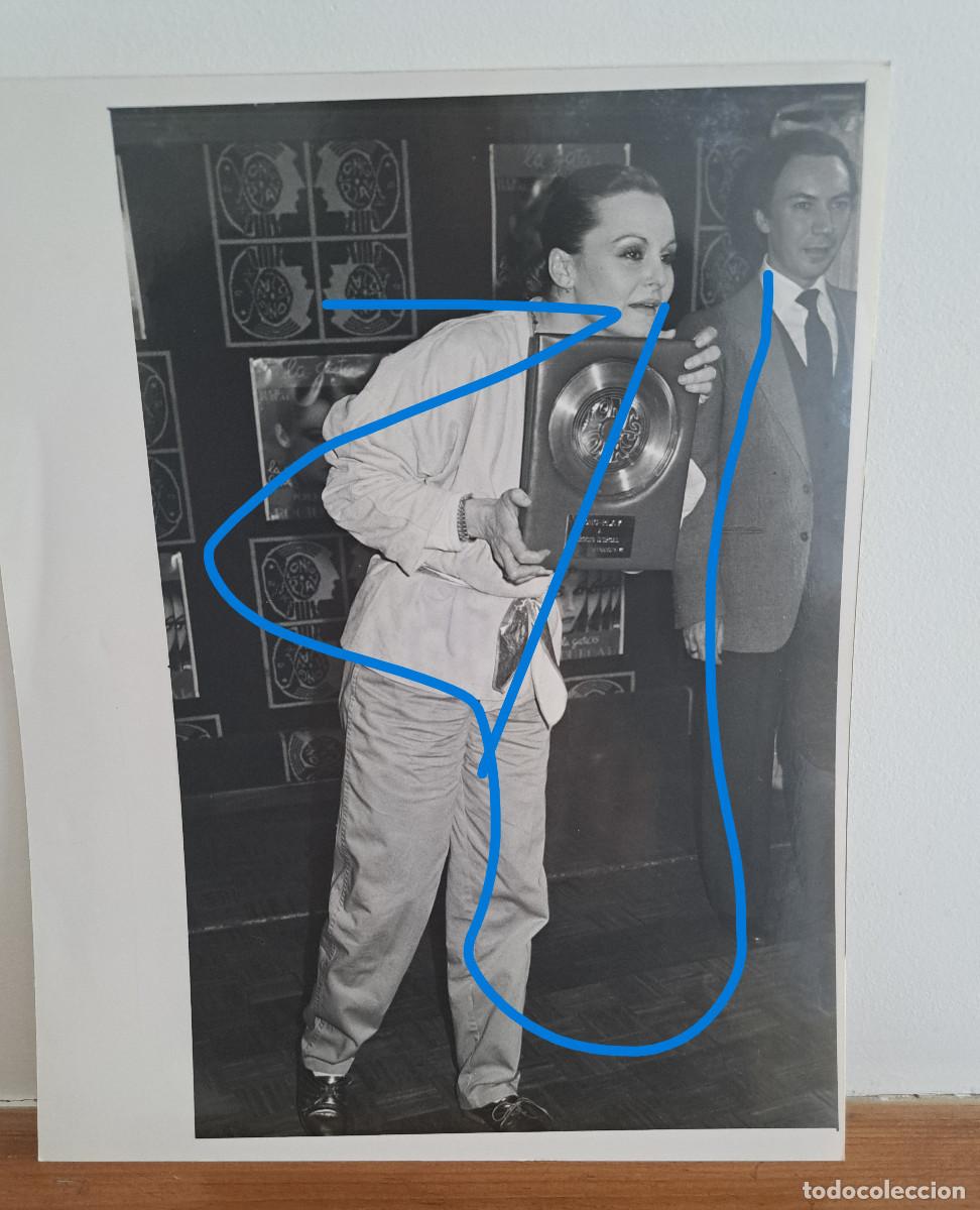 Cin&eacute;ma: ROC&Iacute;O DURCAL - RECIBE EL LONG PLAY DE ORO POR SUS VENTAS DE LA GATA - FOTO ORIGINAL - A&Ntilde;O 1982