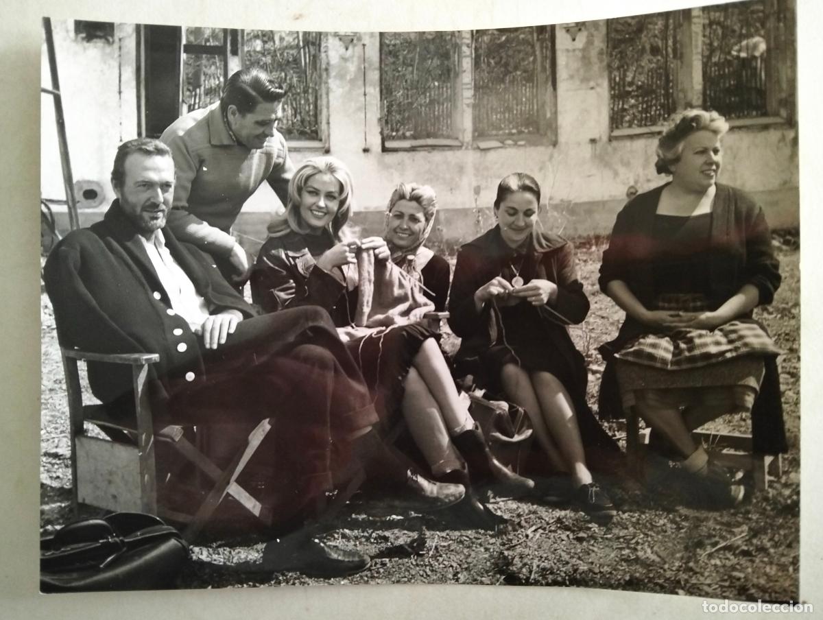 Cin&eacute;ma: FOTOGRAFIA ACTORES DE RODAJE DESCANSANDO, PELICULA LA ENCRUCIJADA, ANALIA GADE -JEAN CLAUDE PASCAL