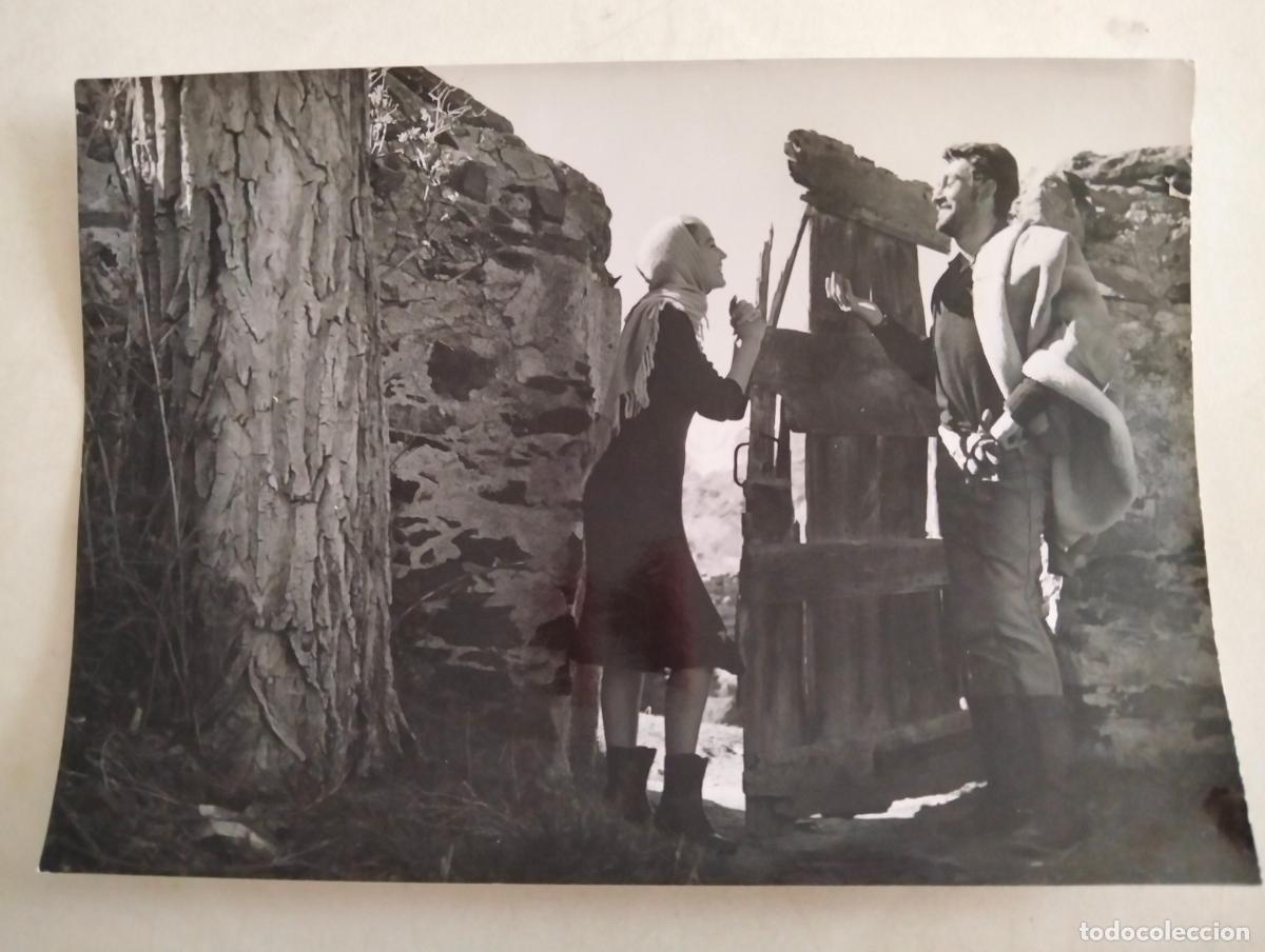 Cin&eacute;ma: FOTOGRAFIA ANALIA GADE Y JEAN CLAUDE PASCAL, PELICULA LA ENCRUCIJADA 1959, MEDIDAS 18X13 CM