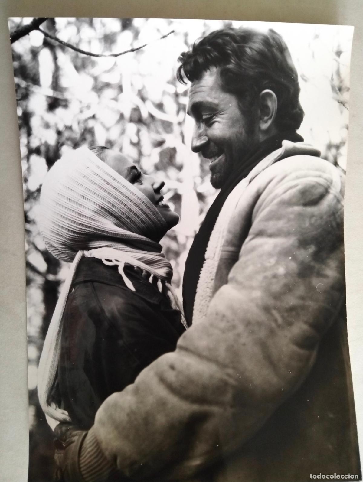 Cin&eacute;ma: FOTOGRAFIA ANALIA GADE Y JEAN CLAUDE PASCAL, PELICULA LA ENCRUCIJADA 1959, MEDIDAS 18X13 CM