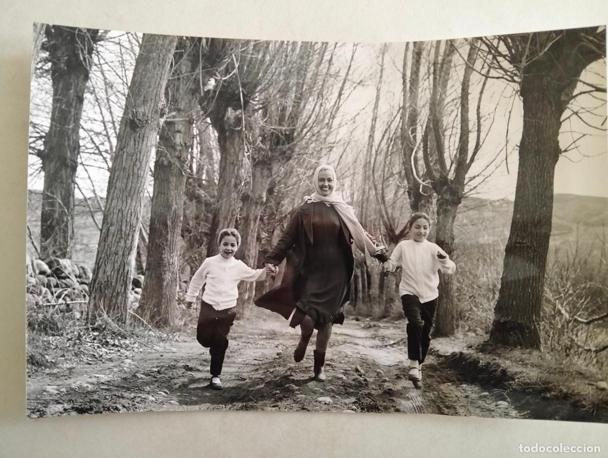 Cin&eacute;ma: FOTOGRAFIA ANALIA GADE CON NI&Ntilde;OS, PELICULA LA ENCRUCIJADA 1959, MEDIDAS 18X13 CM