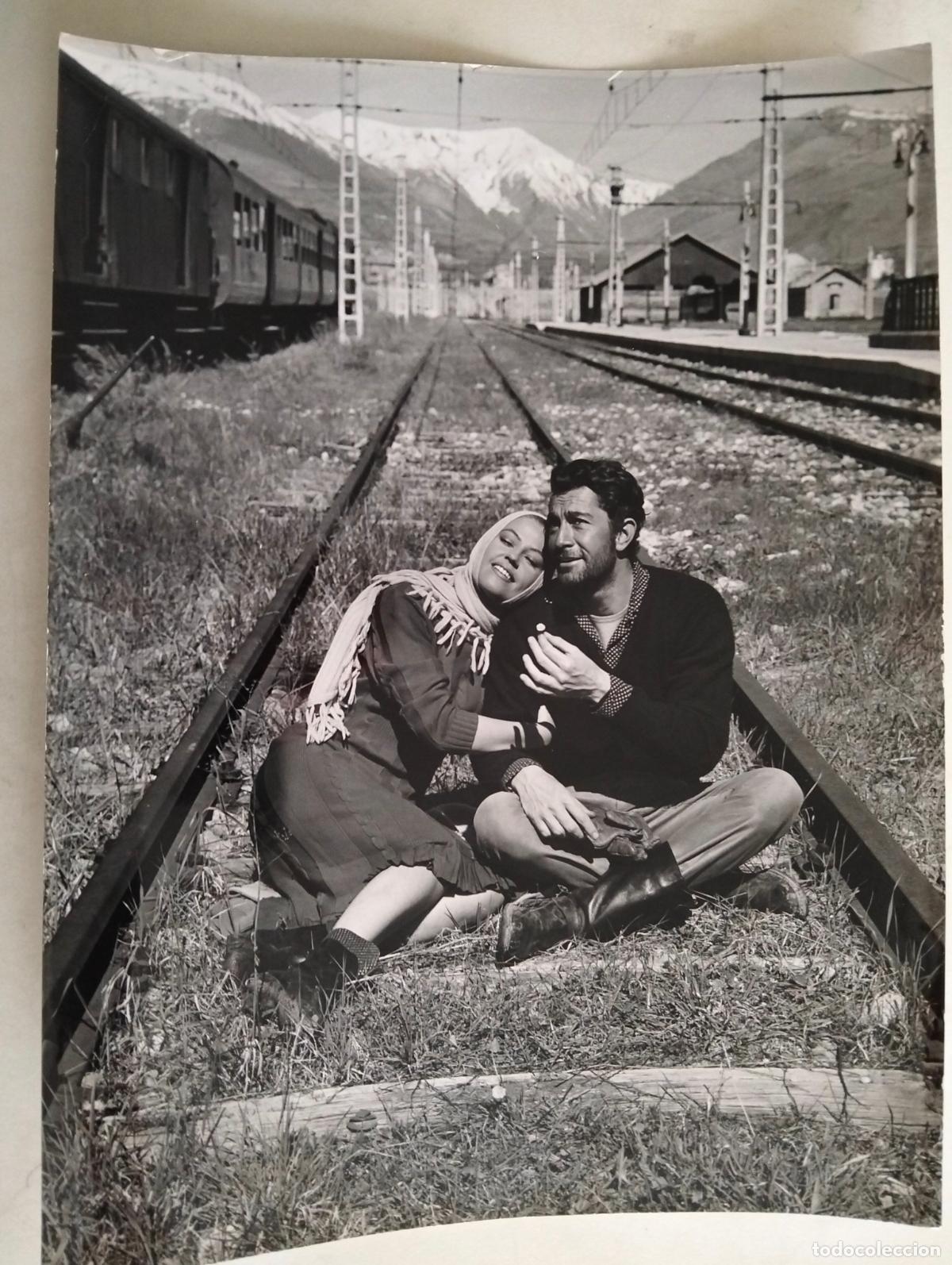 Cin&eacute;ma: FOTOGRAFIA ANALIA GADE Y JEAN CLAUDE PASCAL , PELICULA LA ENCRUCIJADA 1959, MEDIDAS 18X24 CM