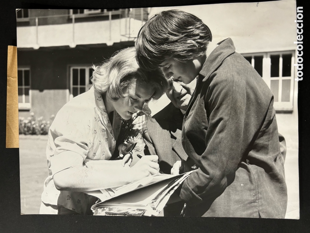 Cin&eacute;ma: Foto original de Romy Schneider firmando aut&oacute;grafo