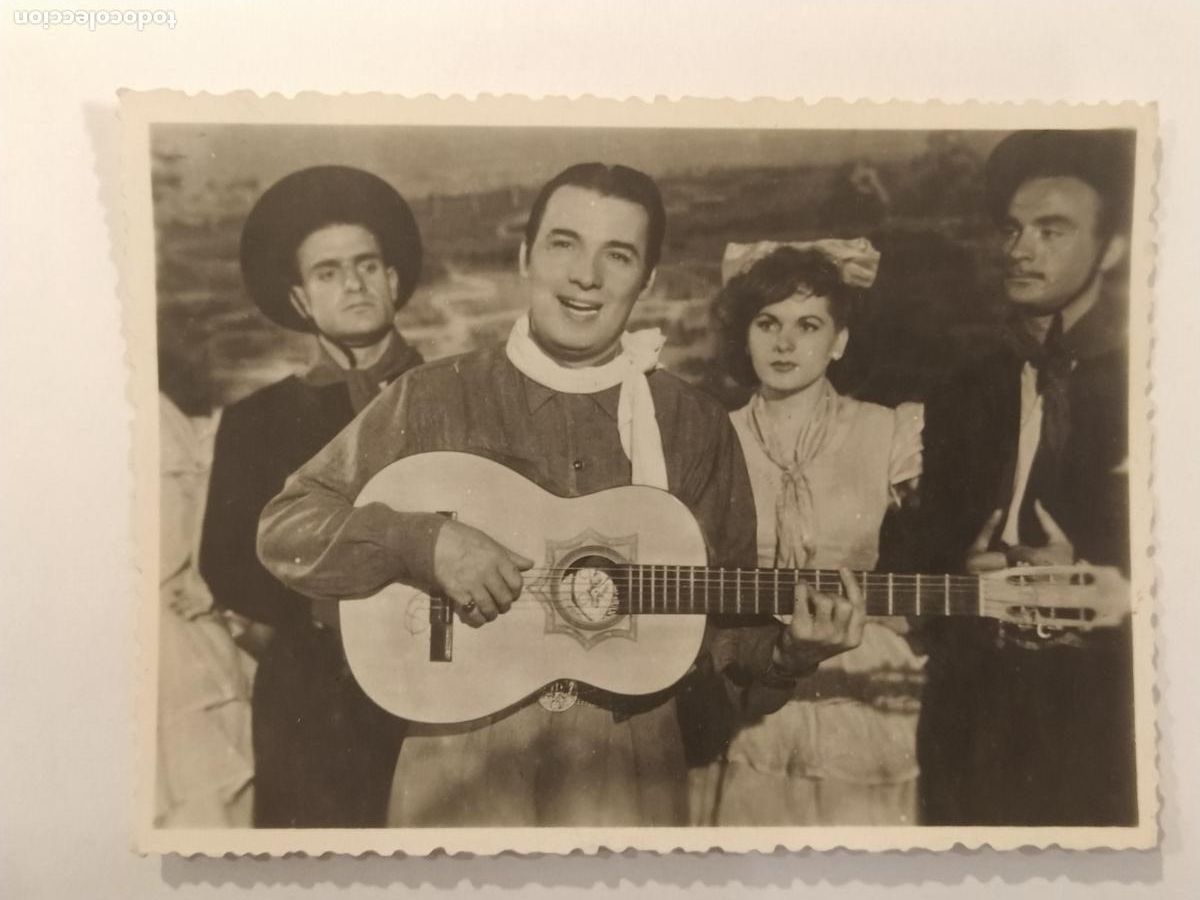 Kino: AGUSTIN IRUSTA EN LA GUITARRA DE GARDEL - EMPRESA ALIANZA SL SELLO - FOTOGRAFIA ANTIGUA -(113.264)