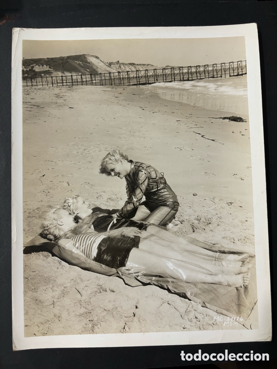 Cine: Foto original MGM de Mary Carlyle Muriel Evans y Ruth Channing en la playa
