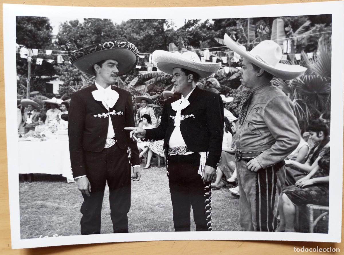 Kino: LOS APUROS DE DOS GALLOS. MIGUEL ACEVES MEJ&Iacute;A