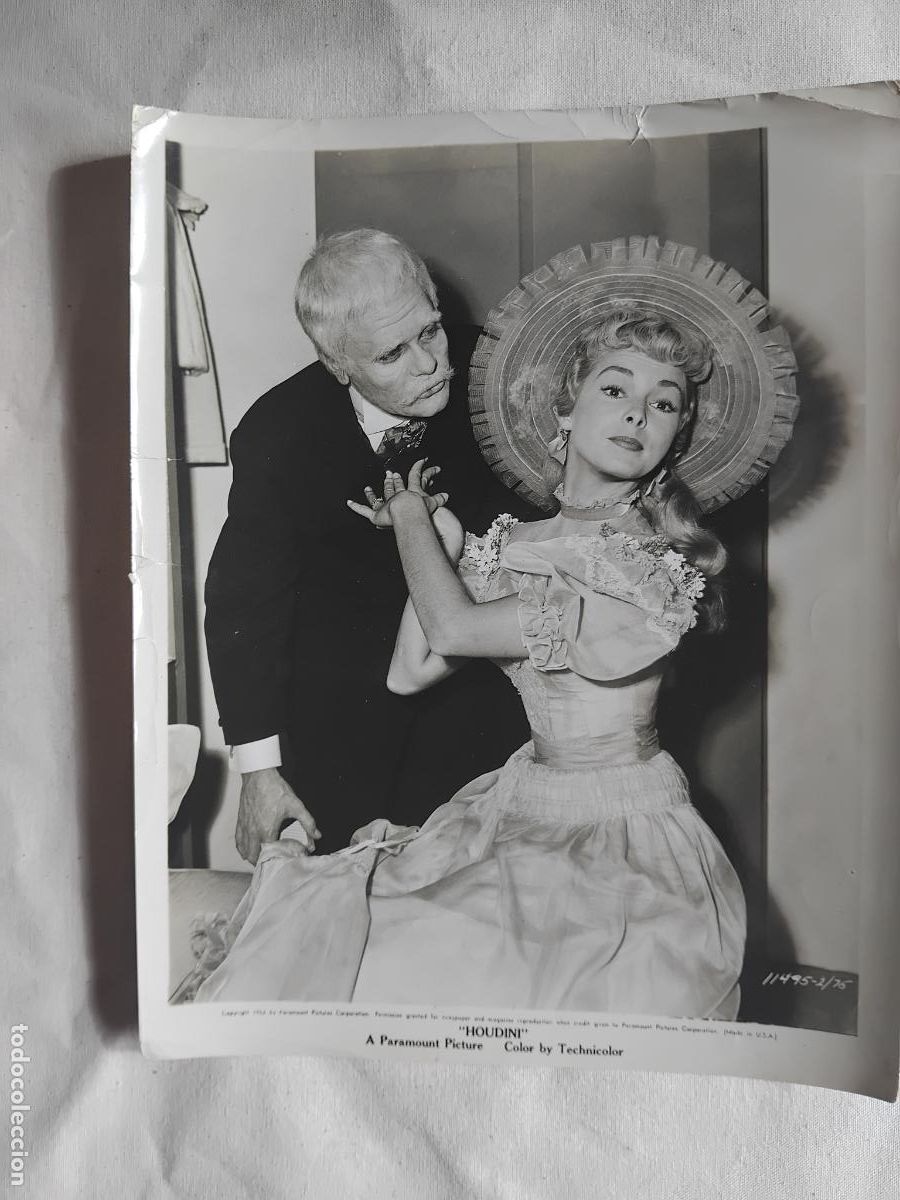 Cin&eacute;ma: FOTOGRAFIA DE TONY CURTIS Y JANET LEIGHT EN HOUDINI. 20 X 26 CM.