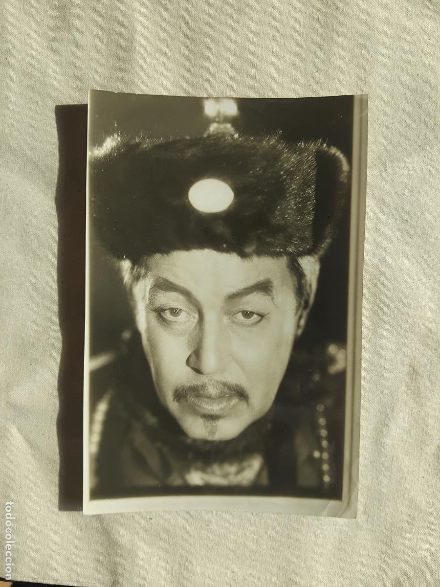 Cin&eacute;ma: FOTOGRAFIA DE WARNER OLAND EN LA EXPIACION DE FU MANCHU. 13 X 20 CM