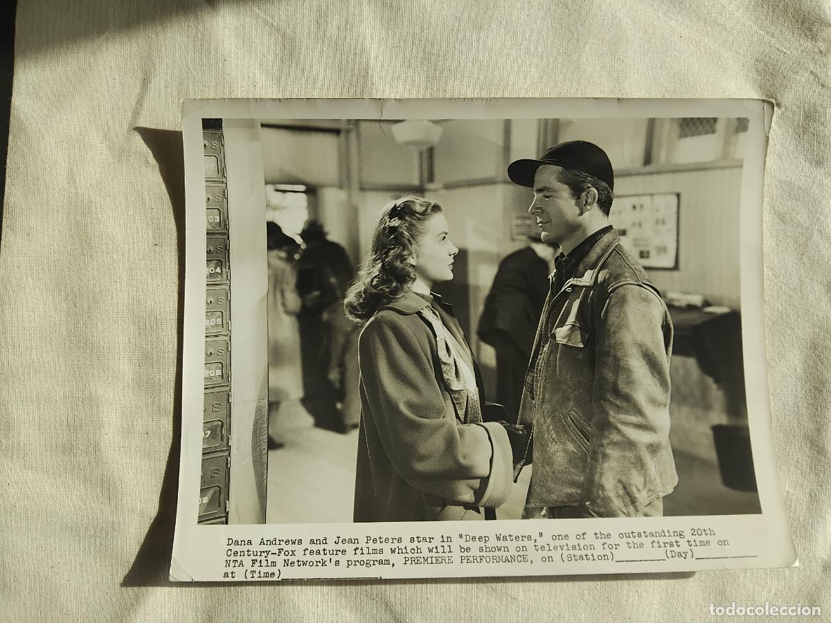 Cinema: FOTOGRAFIA DE DANA ANDREWS Y JEAN PETERS EN DEEP WATERS DE LA 20TH CENTURY-FOX. 20,50 X 25,50 CM.