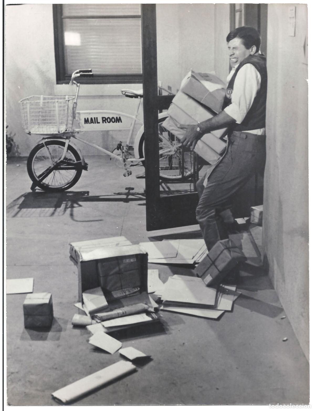 Kino: F35765 JERRY LEWIS UN ESPIA EN HOLLYWOOD bicicleta FOTO B/N ORIGINAL ESPA&Ntilde;OLA