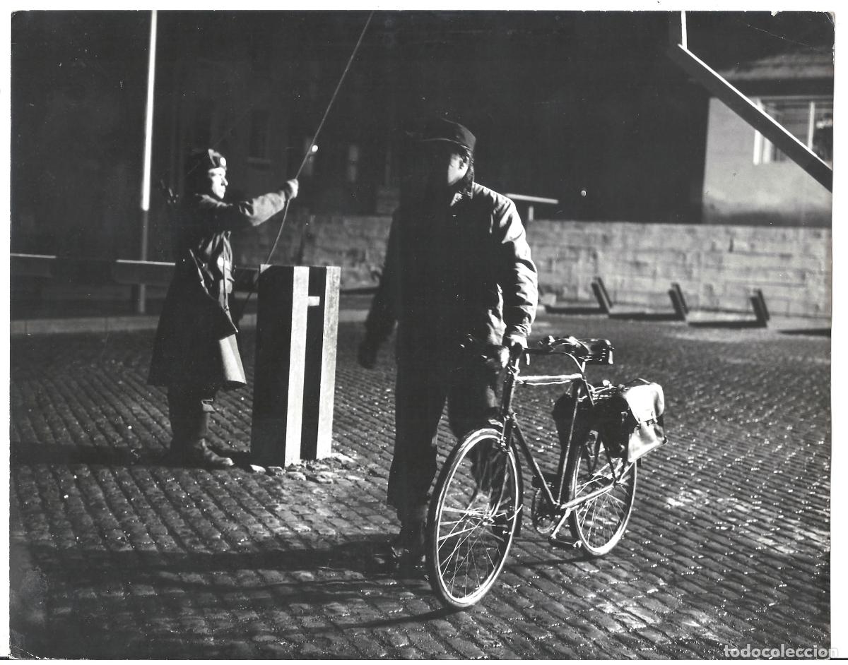 Cinema: F35766 EL ESPIA QUE SURGIO DEL FRIO MARTIN RITT bicicleta FOTO B/N ORIGINAL INGLESA