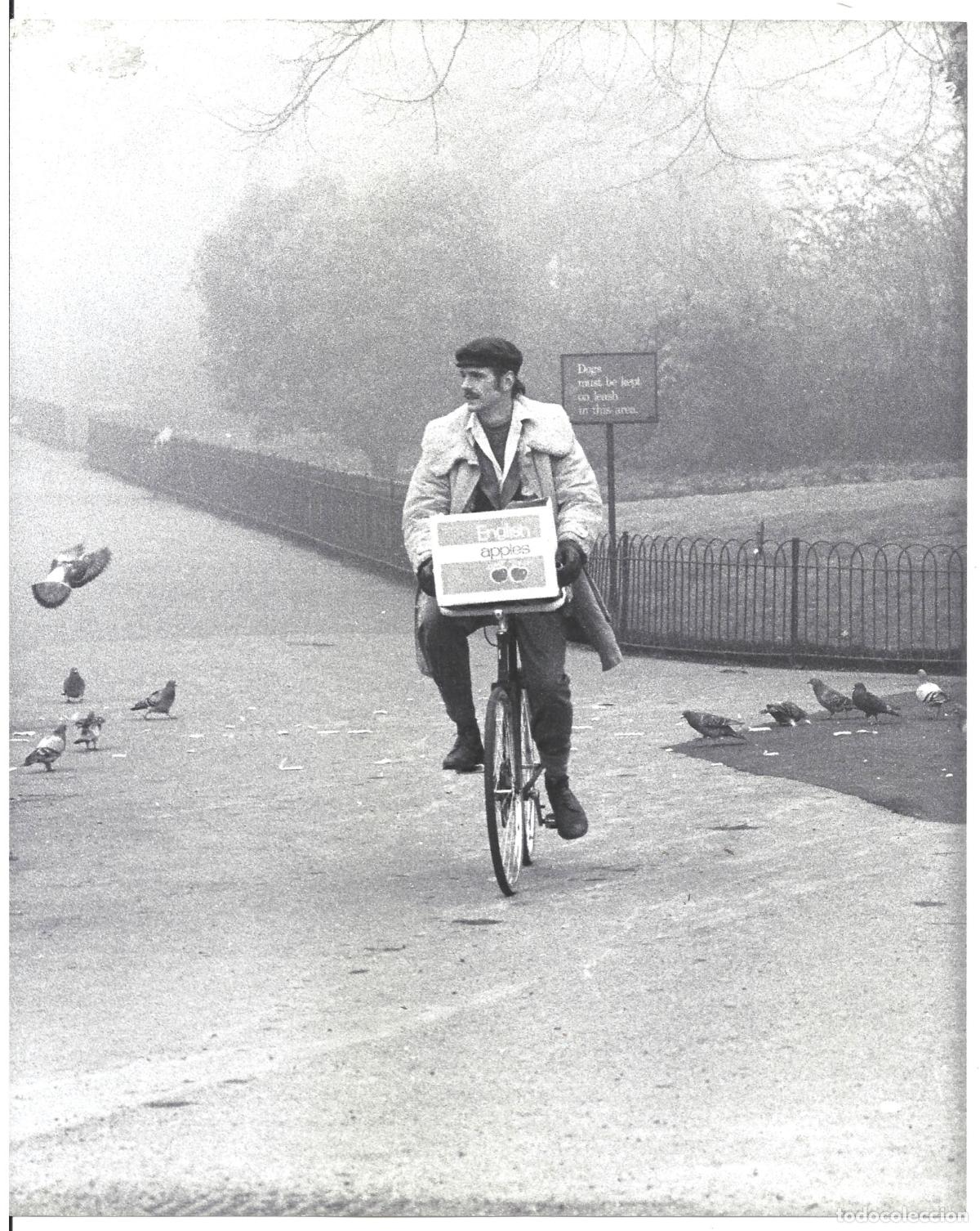 Kino: F35768 JEREMY IRONS TRABAJO CLANDESTINO bicicleta FOTO B/N ORIGINAL