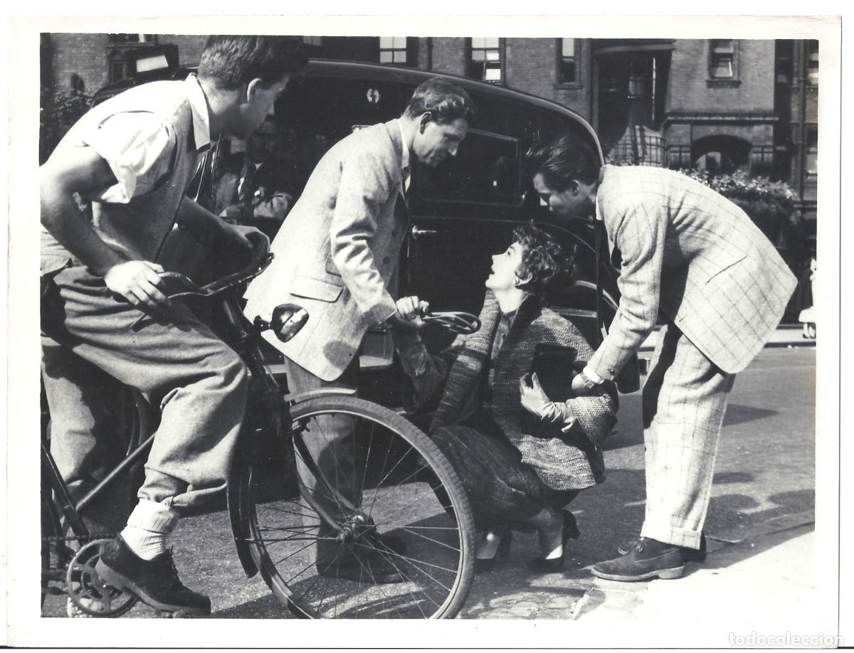 Kino: F35770 DIRK BOGARDE UN MEDICO EN LA FAMILIA bicicleta FOTO B/N ORIGINAL ESPA&Ntilde;OLA