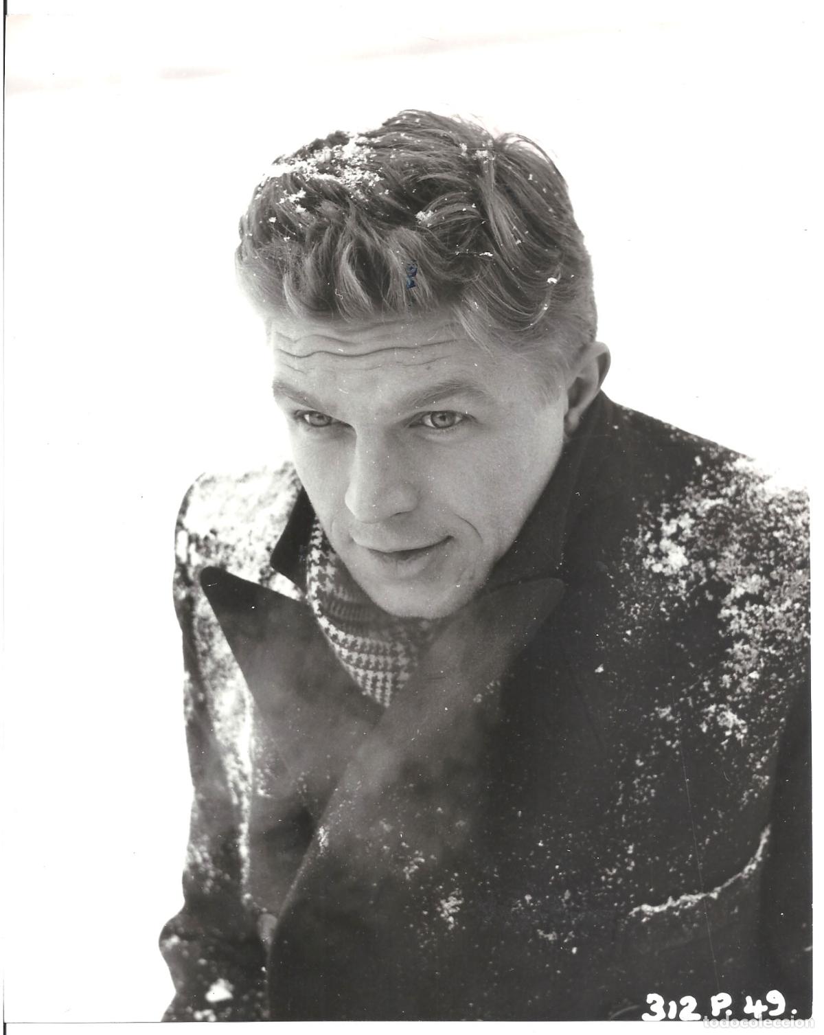 Kino: F35803 HARDY KRUGER FOTO B/N ORIGINAL INGLESA