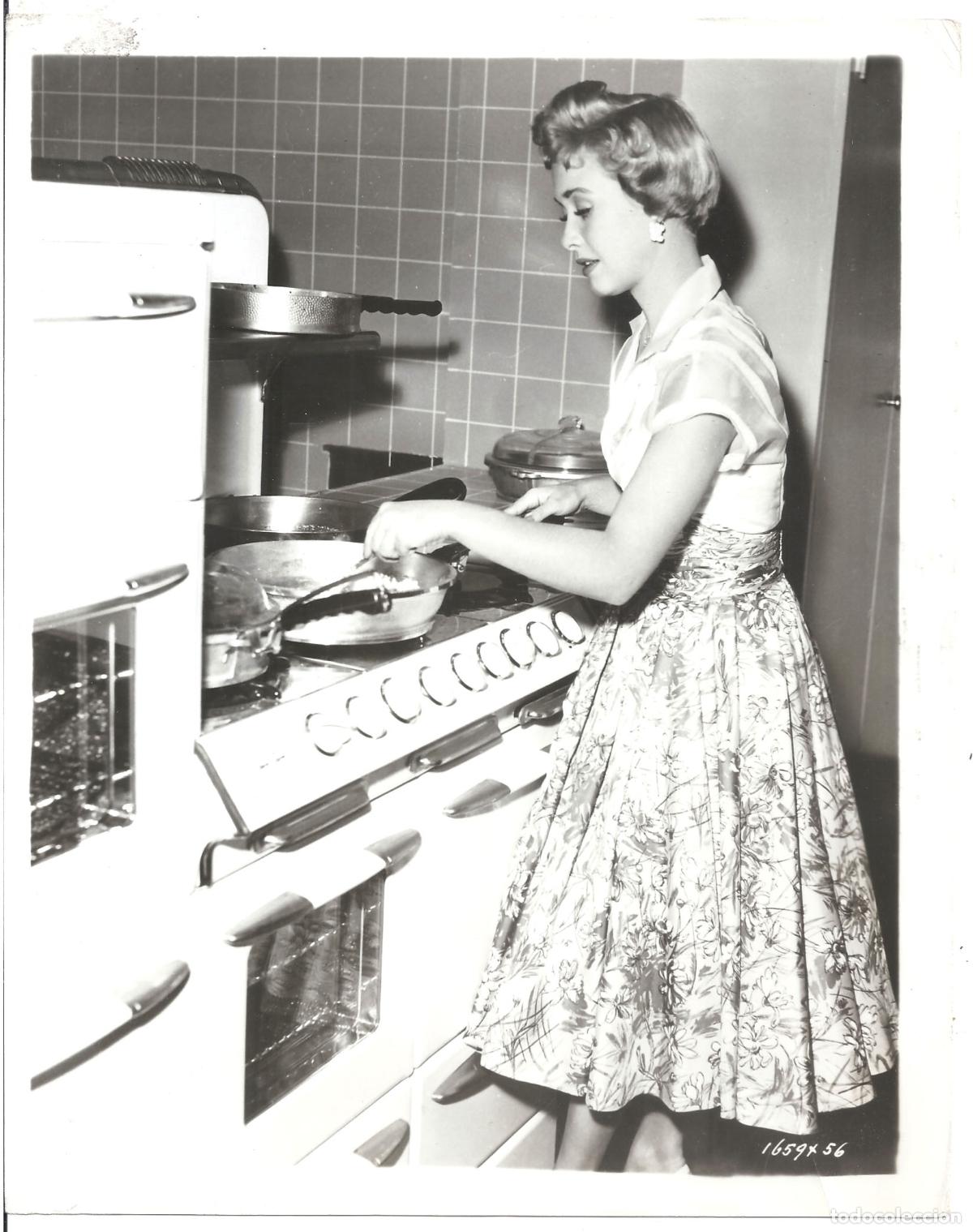 Kino: F35826 JANE POWELL cocinando FOTO B/N ORIGINAL AMERICANA