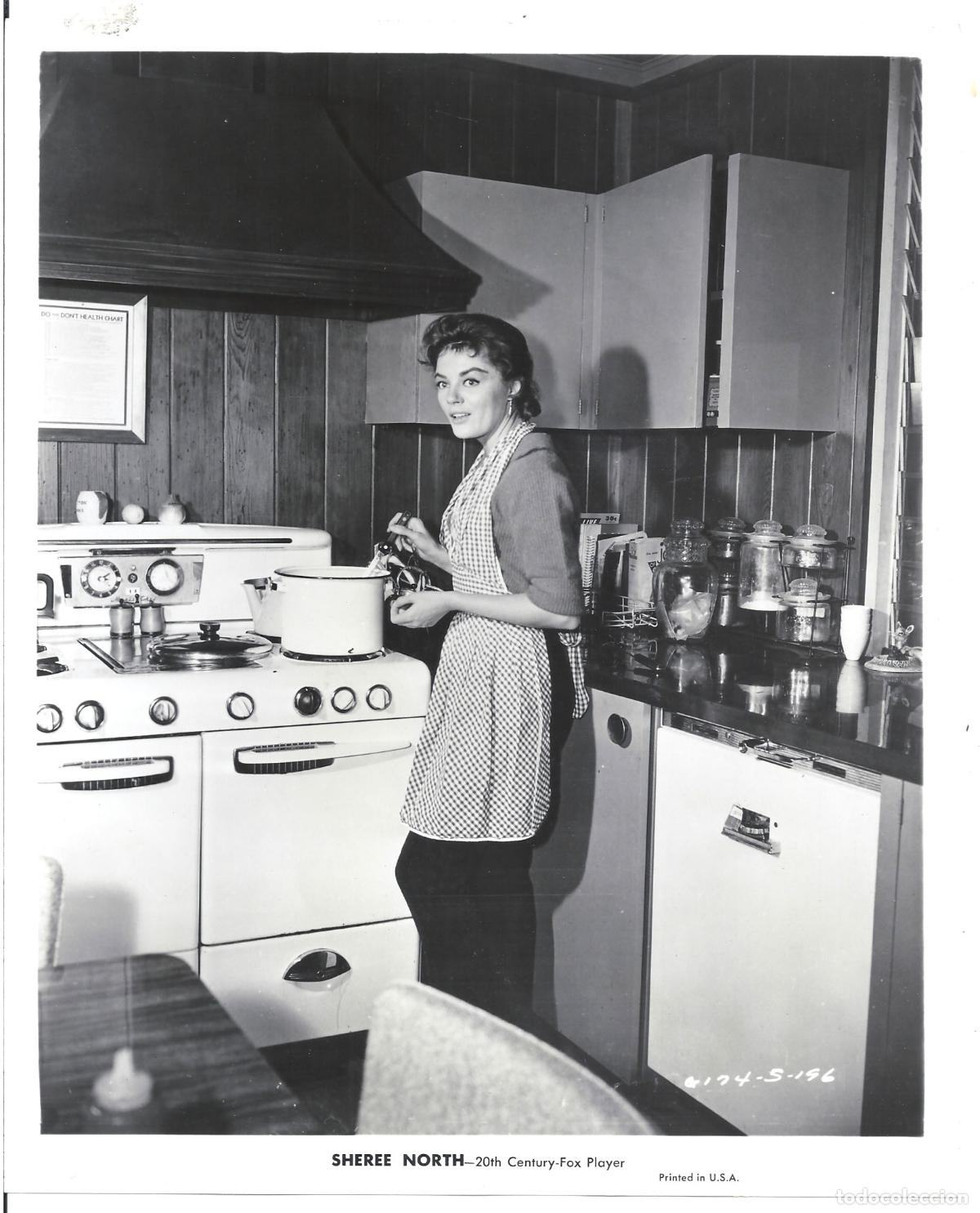 Kino: F35843 SHEREE NORTH cocinando FOTO B/N ORIGINAL AMERICANA