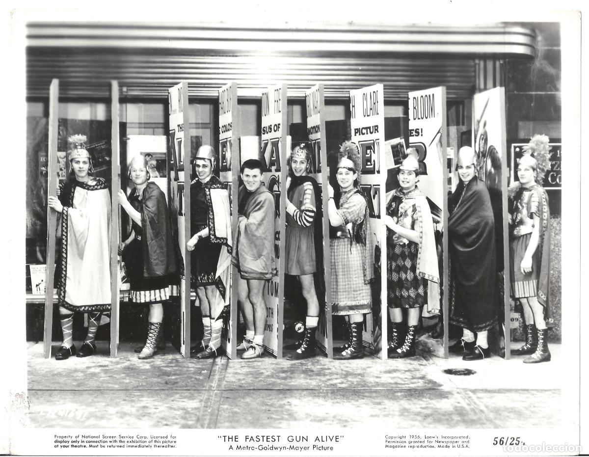 Kino: F35903 LLEGA UN PISTOLERO TODOS VESTIDOS DE ROMANOS FOTO B/N ORIGINAL AMERICANA