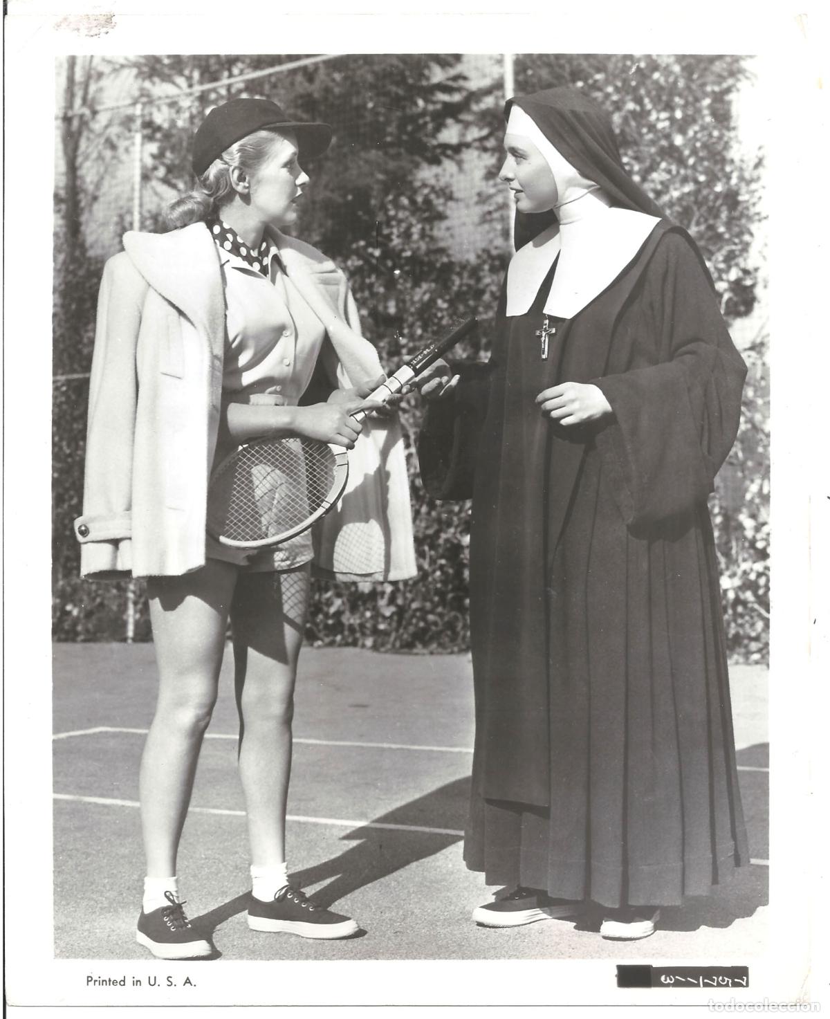 Kino: F35908 CELESTE HOLM DOROTHY PATRICK HABLAN LAS CAMPANAS monja tenis FOTO B/N ORIGINAL AMERICANA