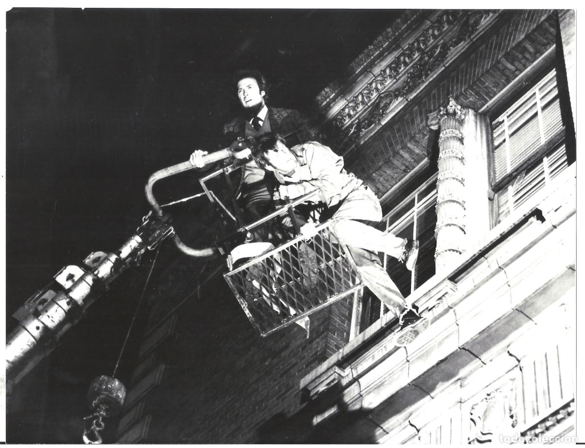 Kino: F35965 CLINT EASTWOOD HARRY EL SUCIO FOTO B/N ORIGINAL ESPA&Ntilde;OLA