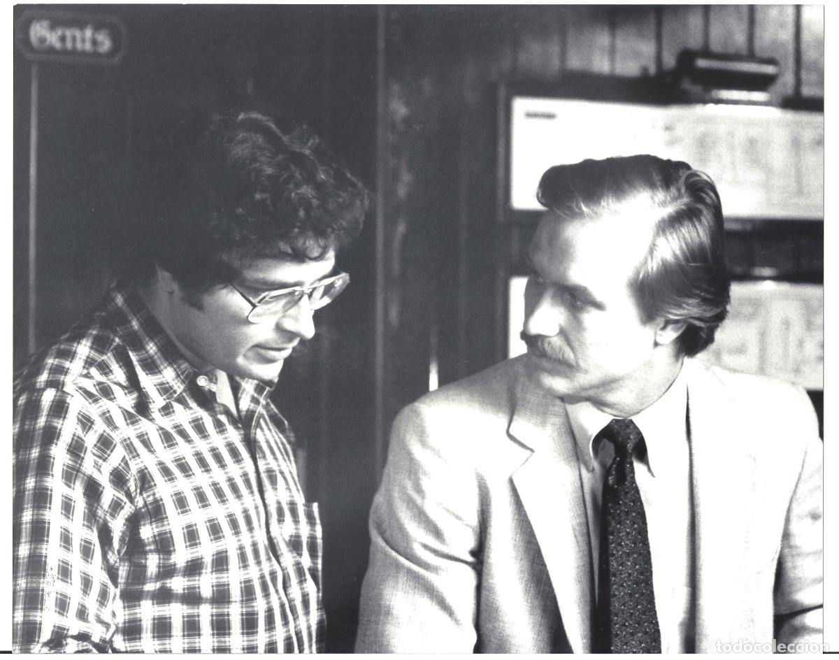 Kino: F35986 WILLIAM HURT LAWRENCE KASDAN DIRECTOR FUEGO EN EL CUERPO FOTO B/N ORIGINAL AMERICANA