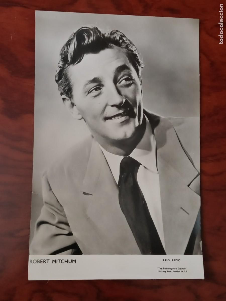 Kino: FOTO ORIGINAL DEL ACTOR. ROBERT MICHUM. EN EL DORSO. GREELING AND BEST WISHES FROM. VER EL DORSO