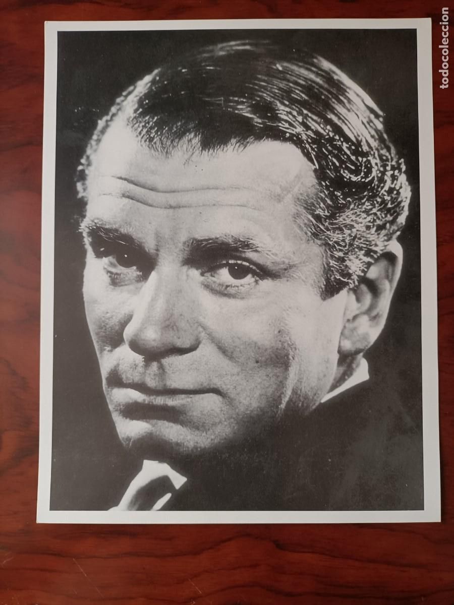 Kino: FOTO FICHA DE LAURENCE OLIVIER. COLECCCI&Oacute;N 25 GRANDES MITOS DE HOLLYWOOD. 26X 20C.M.