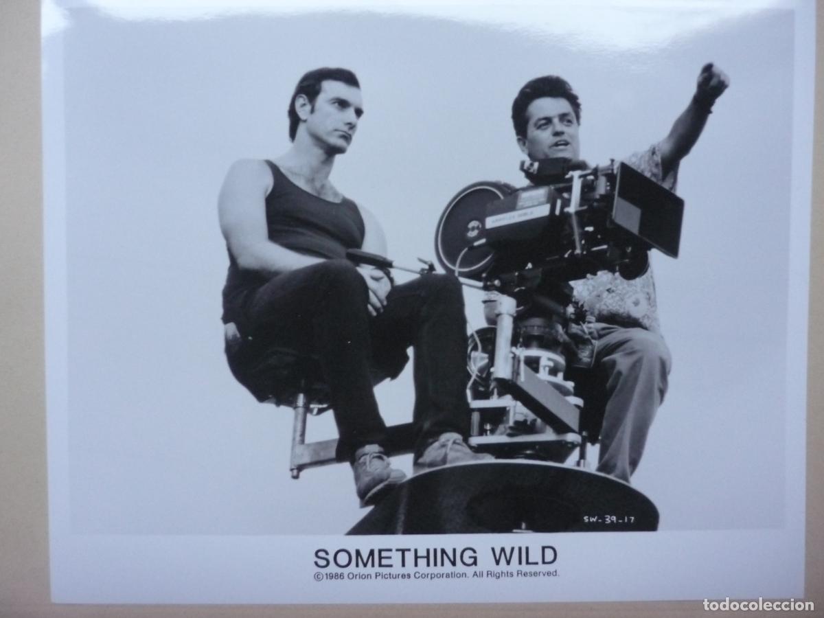 Cinema: jonathan demme - foto original b/n - director de cine filmmaker - algo salvaje Something Wild