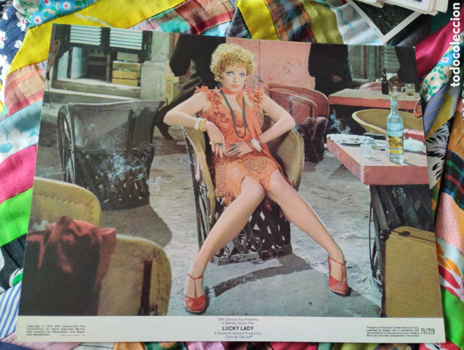 Cine: 1 LOBBY CARD AMERICANO - LOS AVENTUREROS DE LUVKY LADY 1975