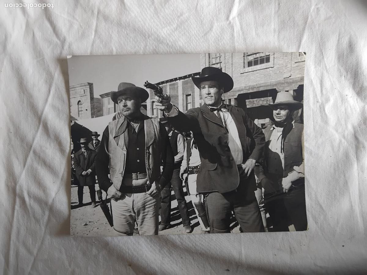 Cin&eacute;ma: FOTO DE DOS PISTOLAS GEMELAS. PILI Y MILI. SEAN FLYNN.