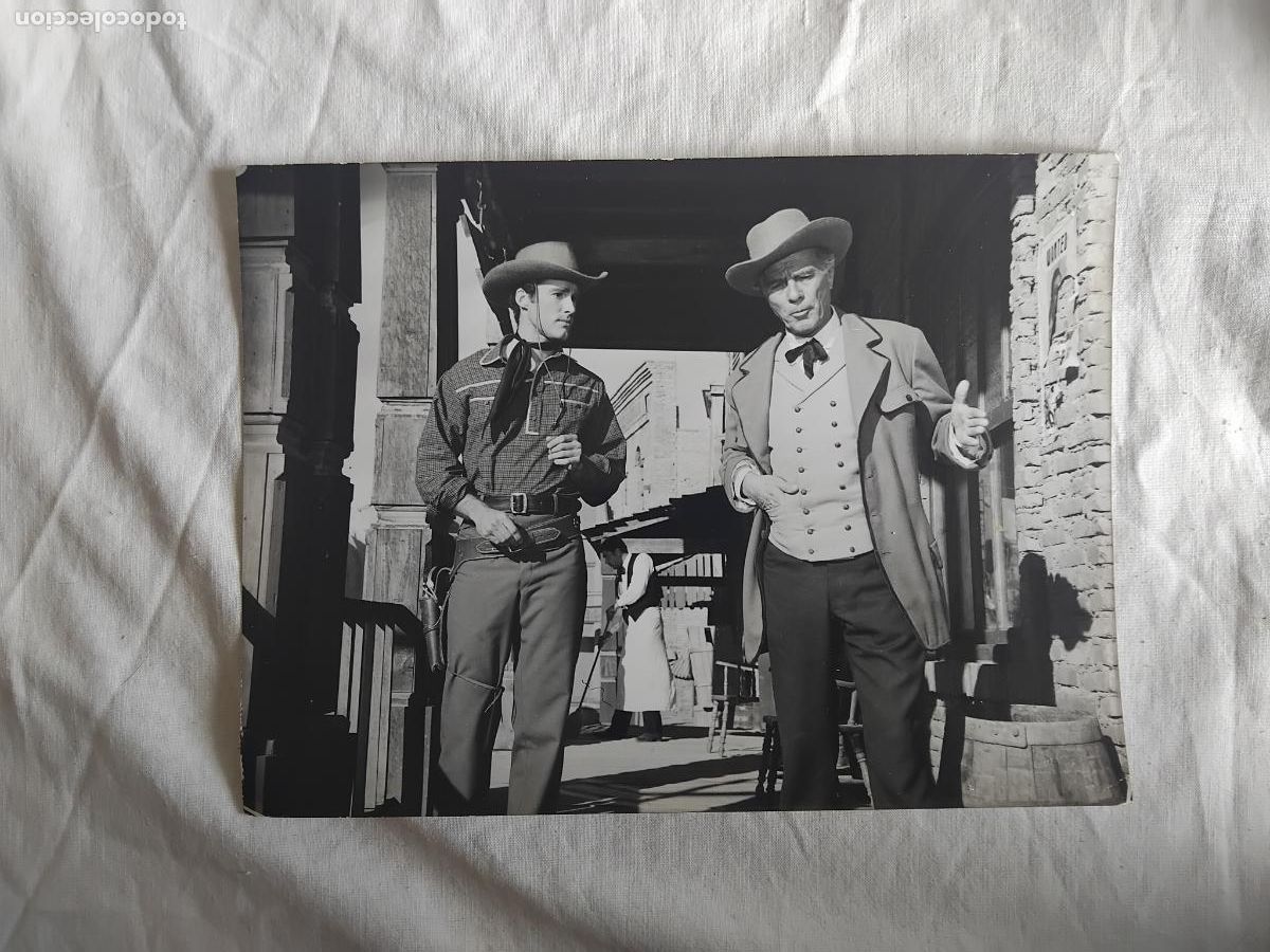 Cin&eacute;ma: FOTO DE DOS PISTOLAS GEMELAS. PILI Y MILI. SEAN FLYNN.