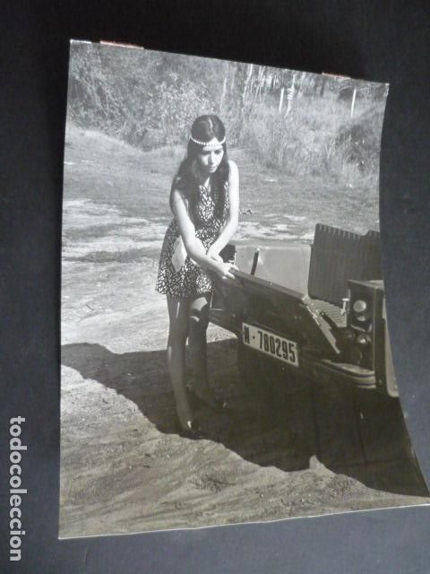 Cine: CONCHITA RABAL ACTRIZ CON AUTOMOVIL CITROEN ANTIGUA FOTOGRAFIA 18 X 24 CM
