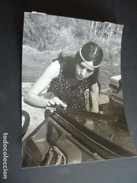 Cine: CONCHITA RABAL ACTRIZ CON AUTOMOVIL CITROEN ANTIGUA FOTOGRAFIA 18 X 24 CM