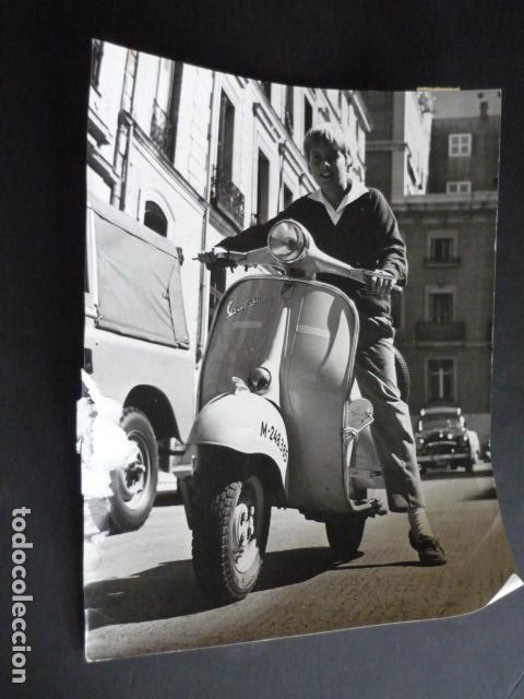 Cinema: MARCO PAOLETTI ACTOR EN MADRID CON MOTO VESPA 1961 ANTIGUA FOTOGRAFIA 20 X 25,5 CM
