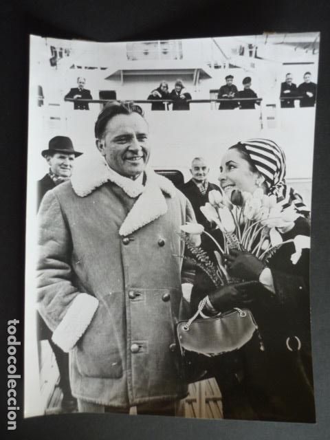 Kino: RICHARD BURTON Y LIZ TAYLOR ACTORES ANTIGUA FOTOGRAFIA 18 X 24 CM