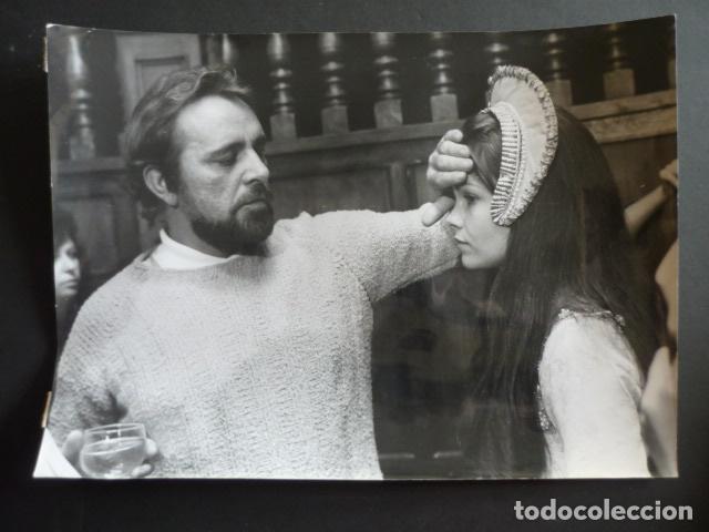 Kino: RICHARD BURTON ACTOR CON GENEVIEVE BUJOLD ANTIGUA FOTOGRAFIA 21 X 30 CM