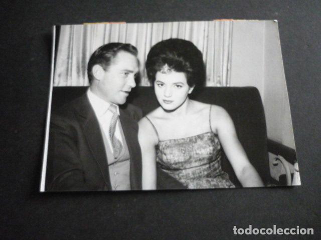 Kino: RICHARD TODD ACTOR CON TITA CERVERA MISS ESPA&Ntilde;A 1961 ANTIGUA FOTOGRAFIA 18 X 12 CM