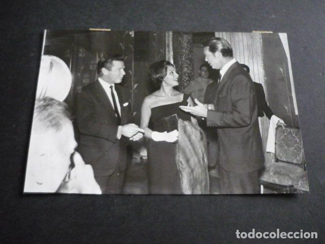 Cinema: RICHARD TODD ACTOR CON PAQUITA RICO 1961 ANTIGUA FOTOGRAFIA 18 X 13 CM
