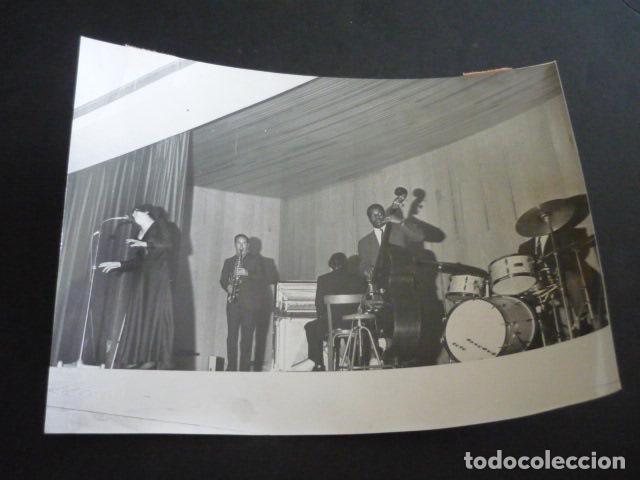 Cinema: LIZ ELLIOT CANTANTE EN COLEGIO MAYOR PIO XII DE MADRID ANTIGUA FOTOGRAFIA 18 X 24 CM