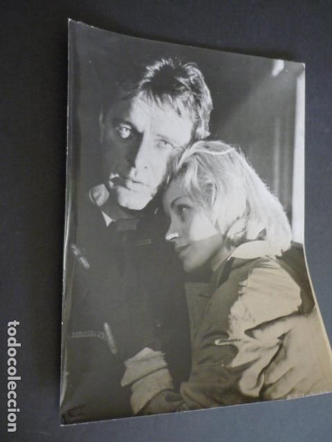 Kino: RICHARD BURTON ACTOR CON EVA MARIE SAINT ANTIGUA FOTOGRAFIA 18 X 24 CM