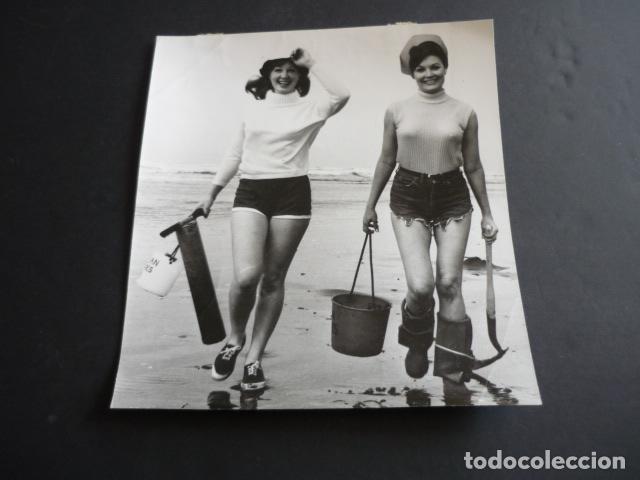 Kino: LINDA HUMBLE Y GENNIE KELLY ACTRICES ANTIGUA FOTOGRAFIA 17 X 19 CM